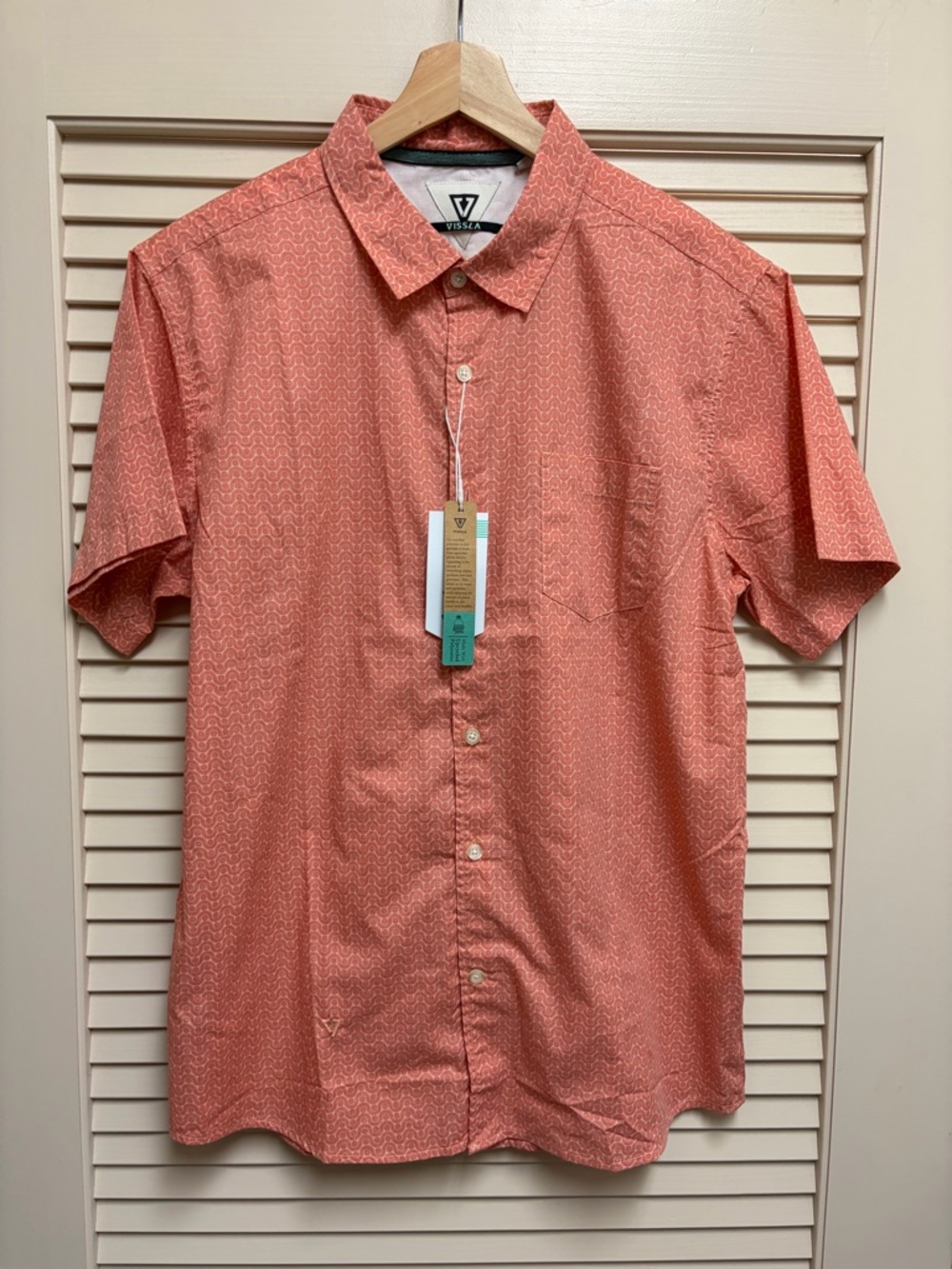 Vissla Washout Eco SS Shirt Mens Medium Coral Surf Button Up Pocket NWT